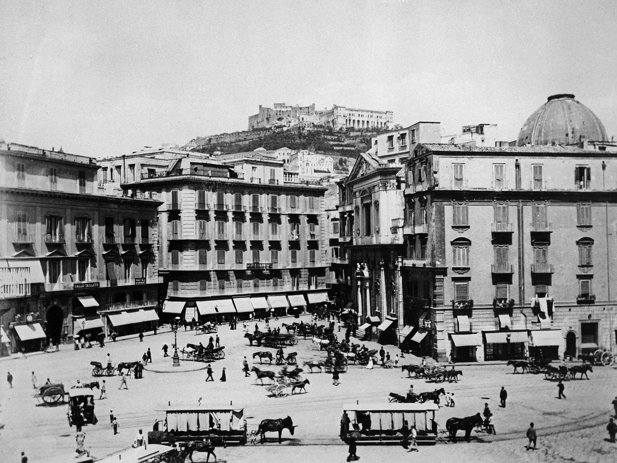 Neapel: Piazza San Fernando och Castello Sant Elmo av English Photographer