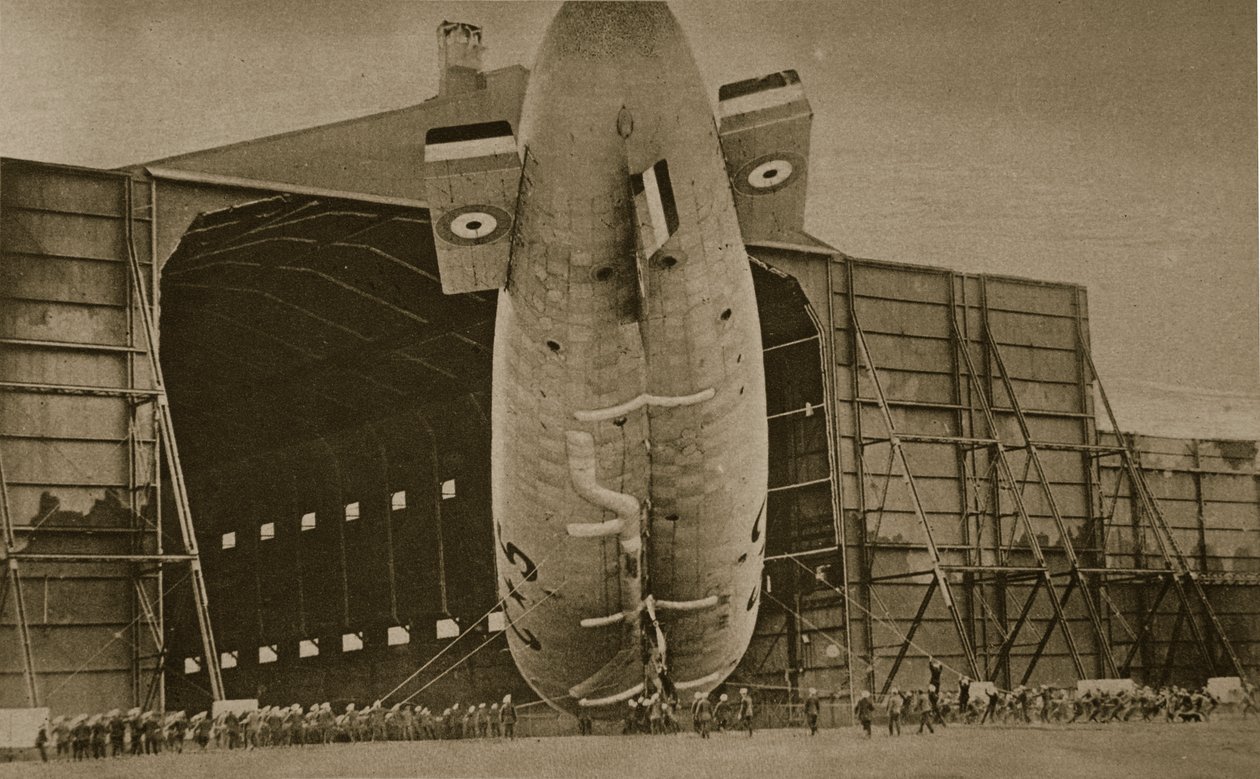 Förhandla om ett marin luftskepp till en hängare, 1914-19 av English Photographer