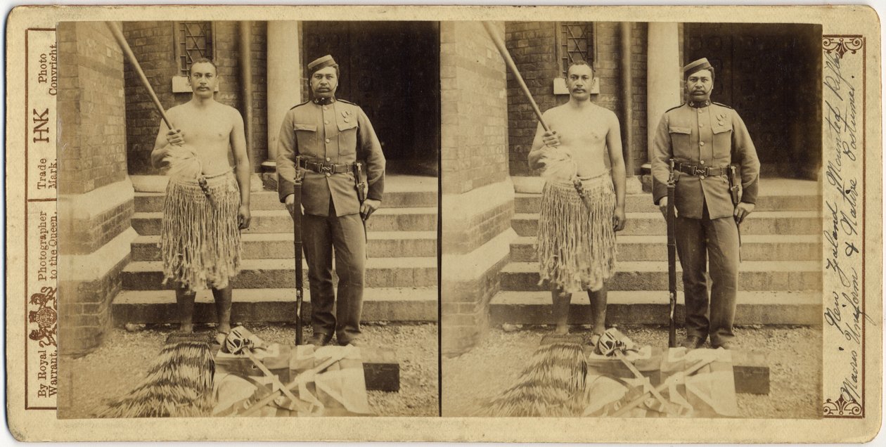 Nya Zeeland monterade gevär. Maoriernas uniformer och ursprungsdräkt, 1897 (silvergelatintryck) av English Photographer