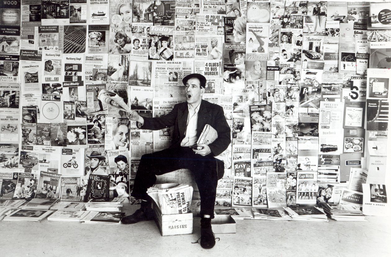 Tidningsförsäljare, ca 1960 av English Photographer