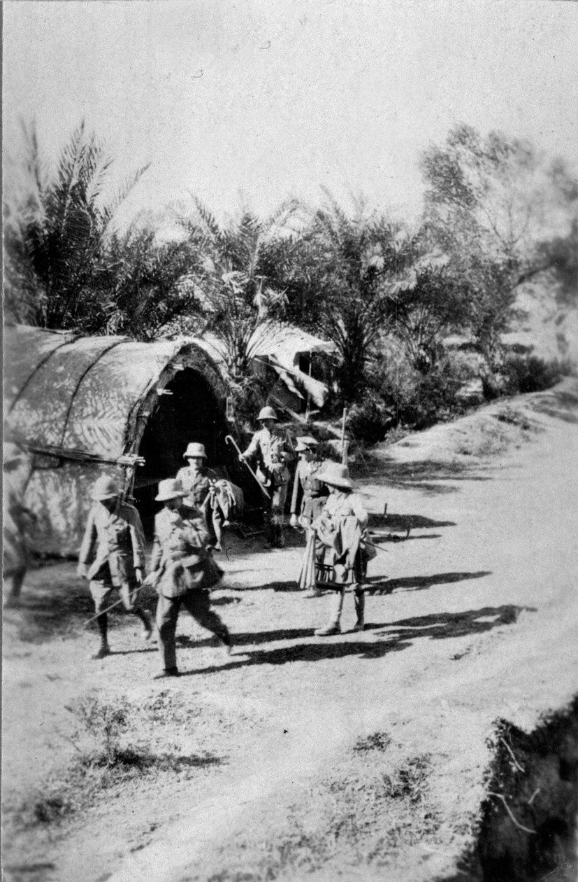Officerare som gick förbi en vasshydda, 1917 av English Photographer