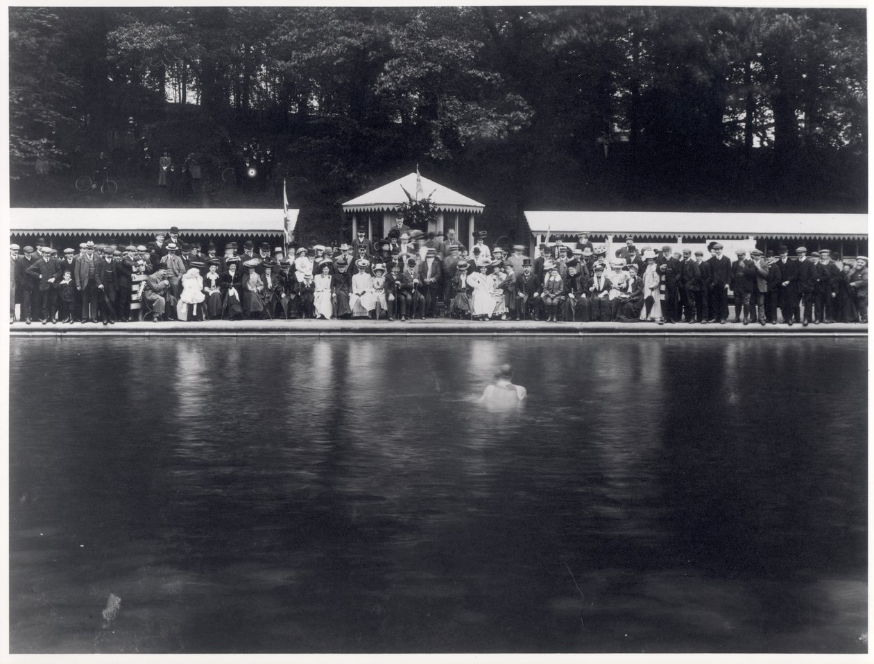 Officiell öppning av Roundhay Park utomhuspool, Leeds, 29 juli 1907 av English Photographer