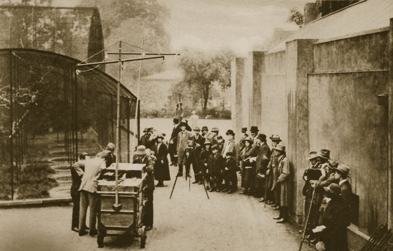 Tjänstemän från British Broadcasting Corporation, förbereder sig för att sända ljud från voljären på London Zoo (sepiafoto) av English Photographer