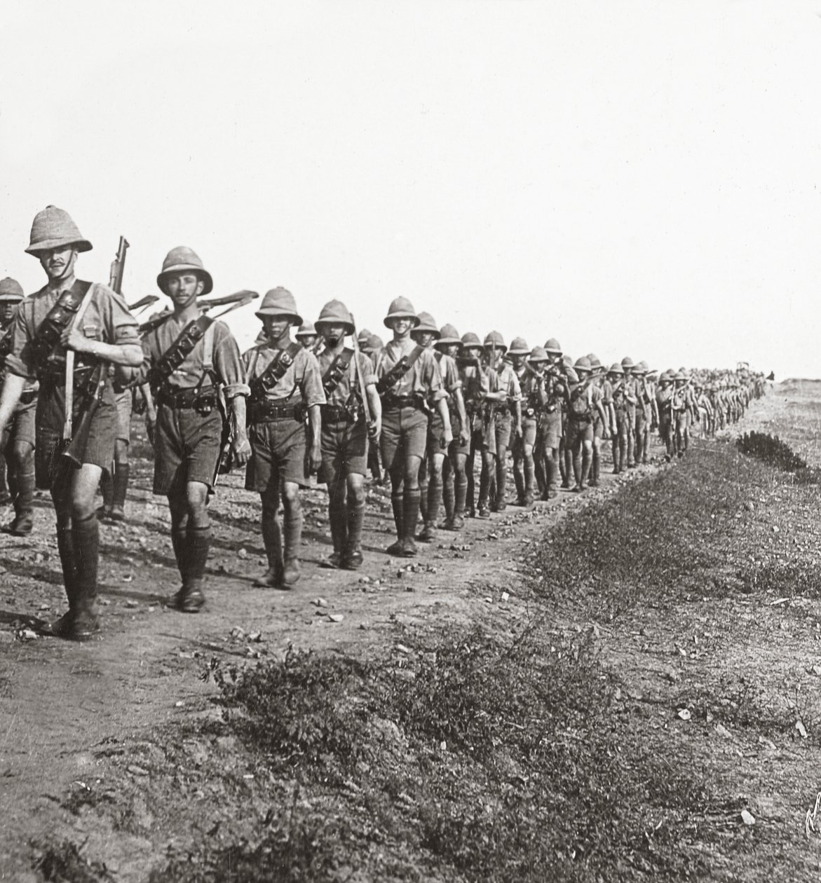 På den långa marschen genom heta hettan i Bagdad, 1917 av English Photographer