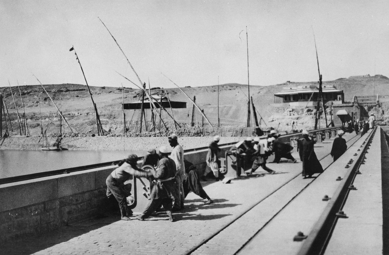 Öppnande av slussarna på Nildammen, 1906 av English Photographer