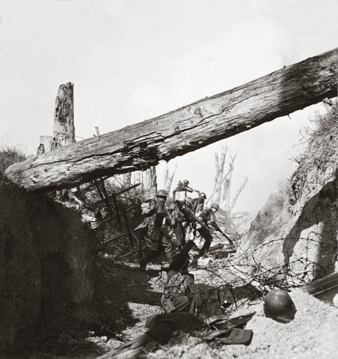 Vårt häftiga infanteri stormar och griper de successiva förskansningarna av Wotan-linjen nära Queant av English Photographer