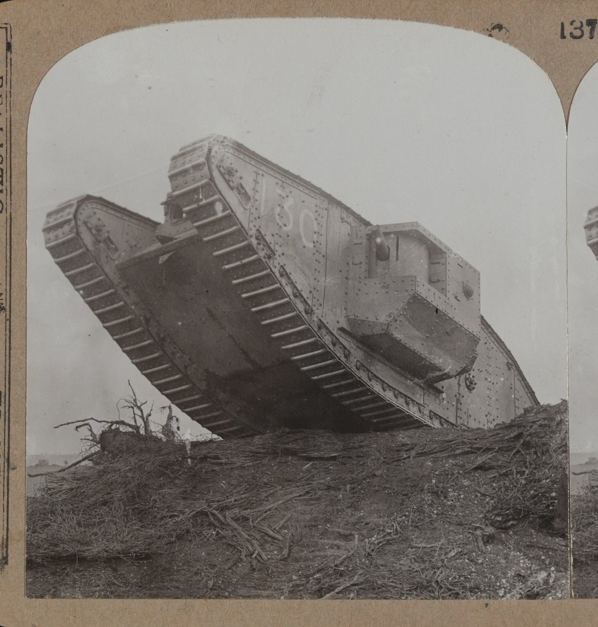 Våra monstertankar bryter ner bältena av taggtråd och överraskar totalt navet i Cambrai, 1914-18 av English Photographer