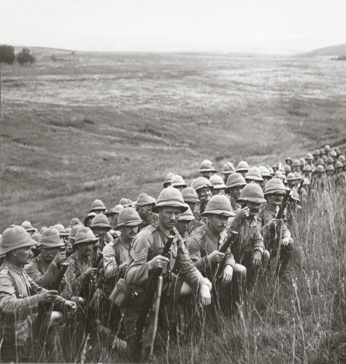 Våra reserver väntar på order att flytta upp till sina nya positioner på Cape Helles sluttningar, 1915 av English Photographer