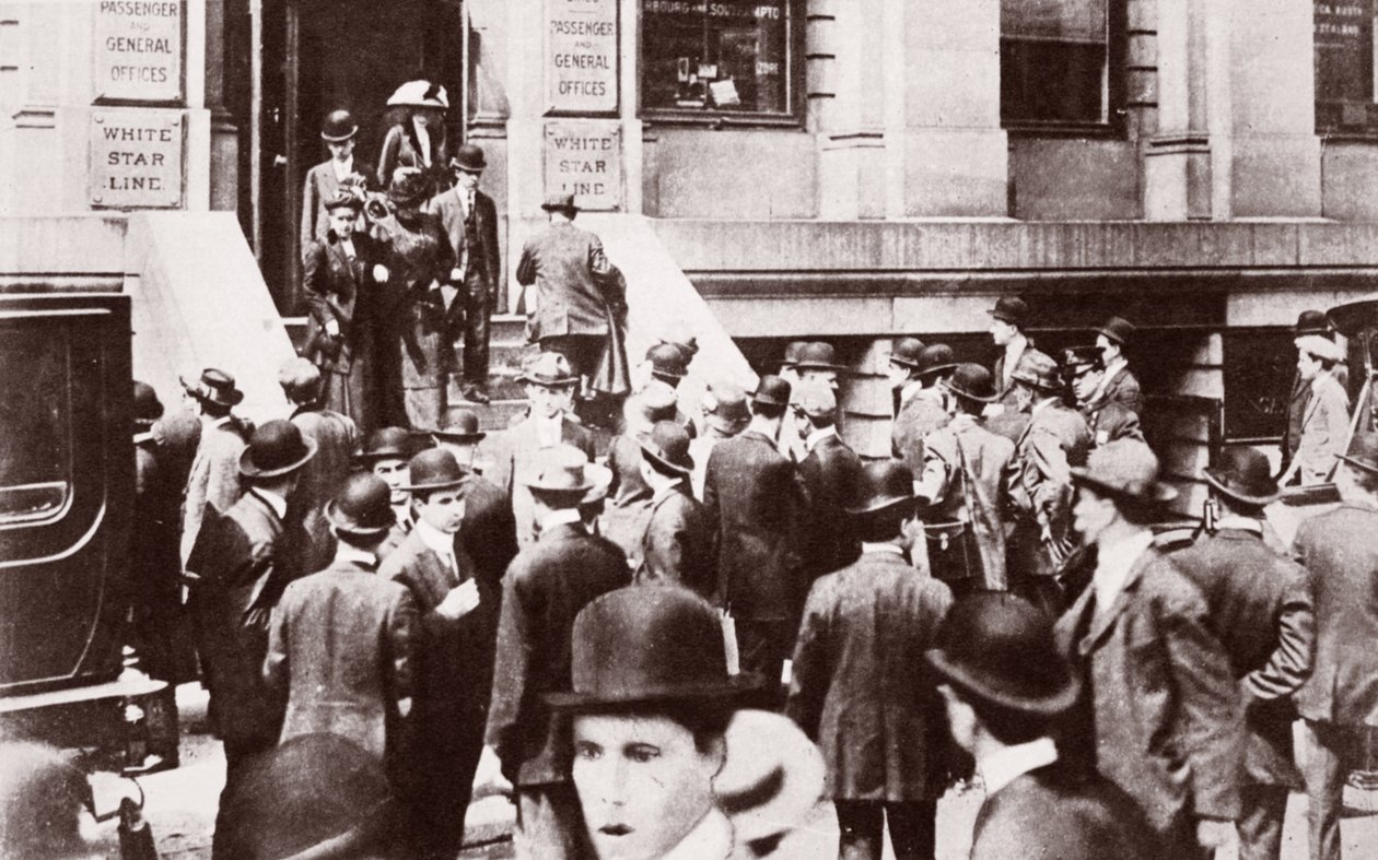 Utanför kontoren på White Star Line efter Titanics förlisning, 1912 av English Photographer