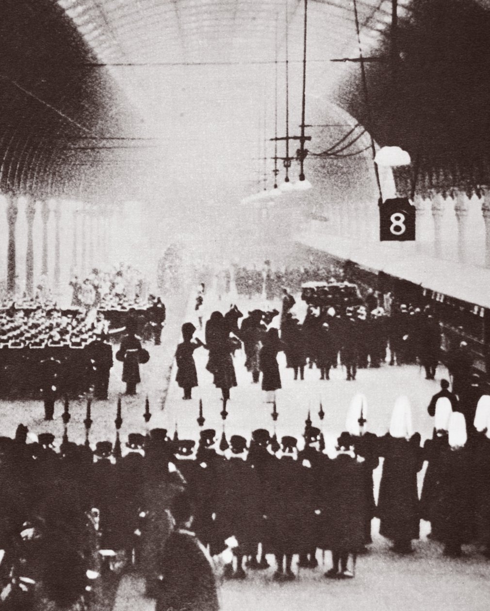 Paddington Station, George Vs kropp på väg till sin sista viloplats i Windsor, 1936 av English Photographer