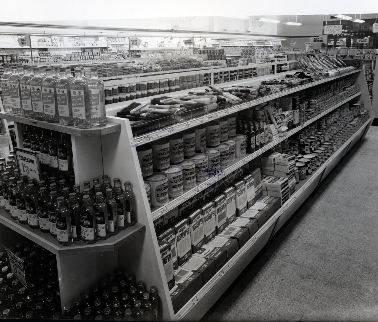 Målar- och penslargång, Woolworths butik, 1956 av English Photographer