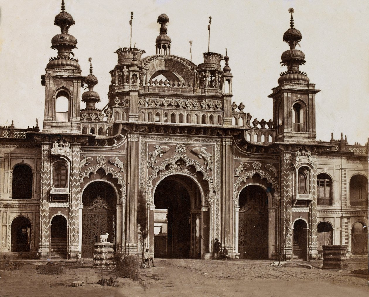 Palace gateway, ca 1858 av English Photographer
