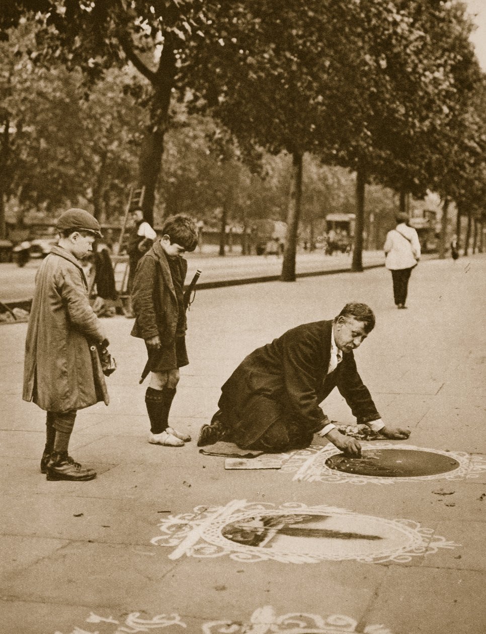 Trottoarkonstnär på banvallen, observerad av barn (sepiafoto) av English Photographer