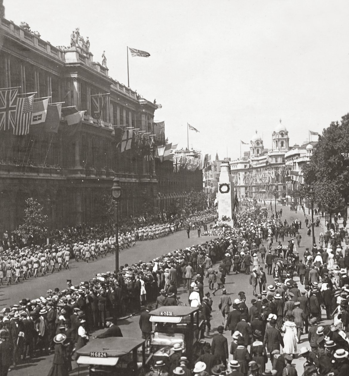 Fredståg av indiska trupper som hälsar den okände krigaren vid Cenotaph, Whitehall, 19 juli 1919 av English Photographer