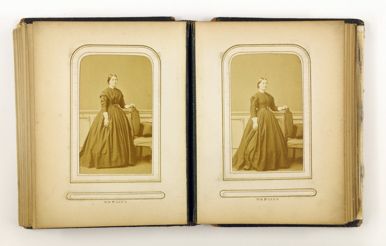 Fotoalbum som innehåller 31 carte de visite, 1867 av English Photographer