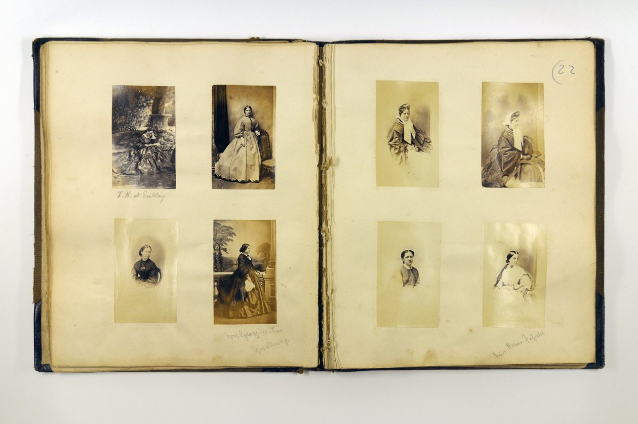 Fotoalbum som innehåller porträtt av Romsey dignitärer (bw photos) (se 321968) av English Photographer