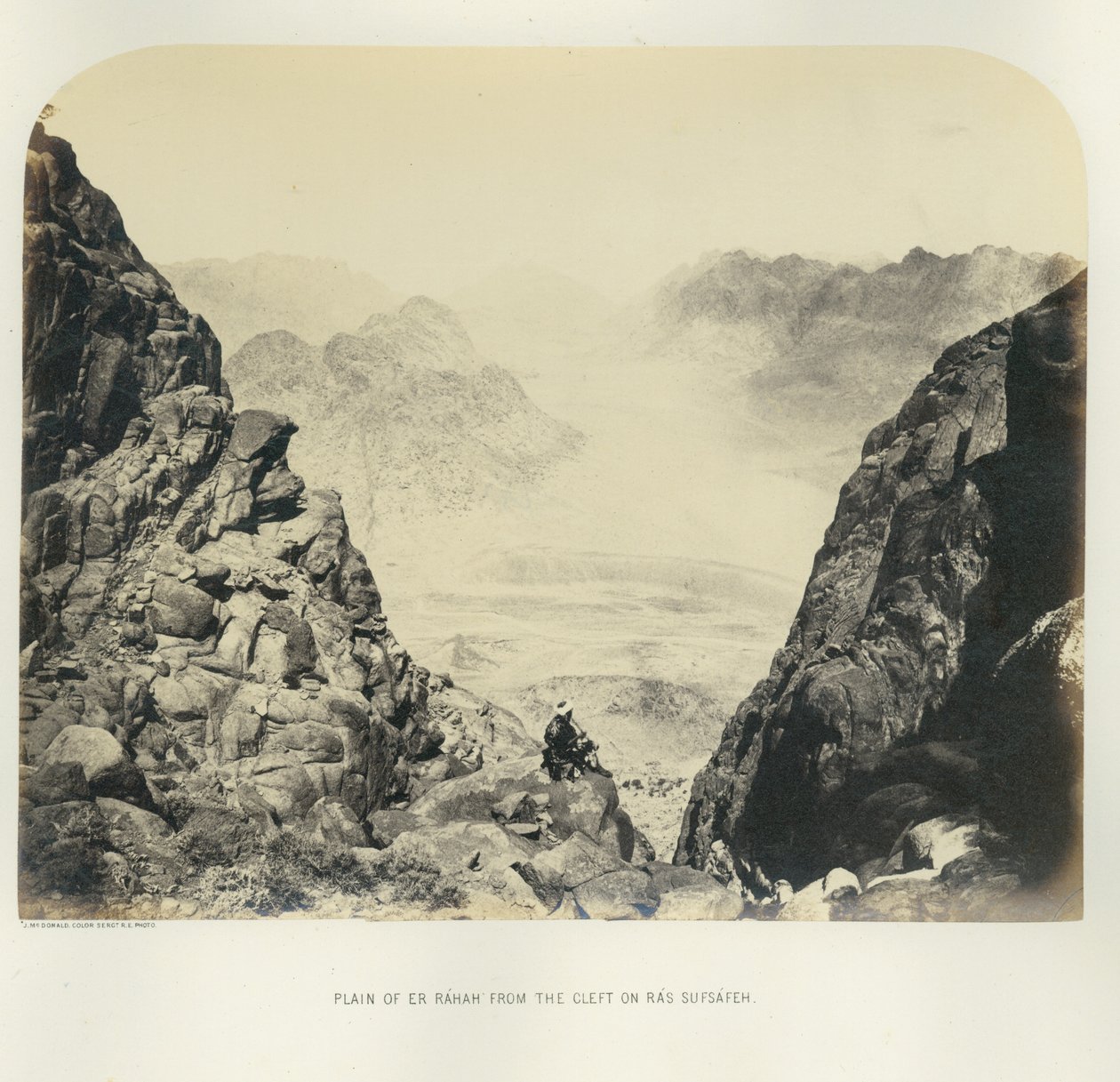 Er Rahahs slätt från klyftan på Ras Sufsafeh, 1867 av English Photographer