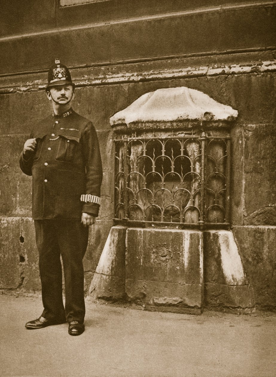 Polis som står bredvid en sten satt i väggen i St. Swithins, Cannon Street (sepiafoto) av English Photographer