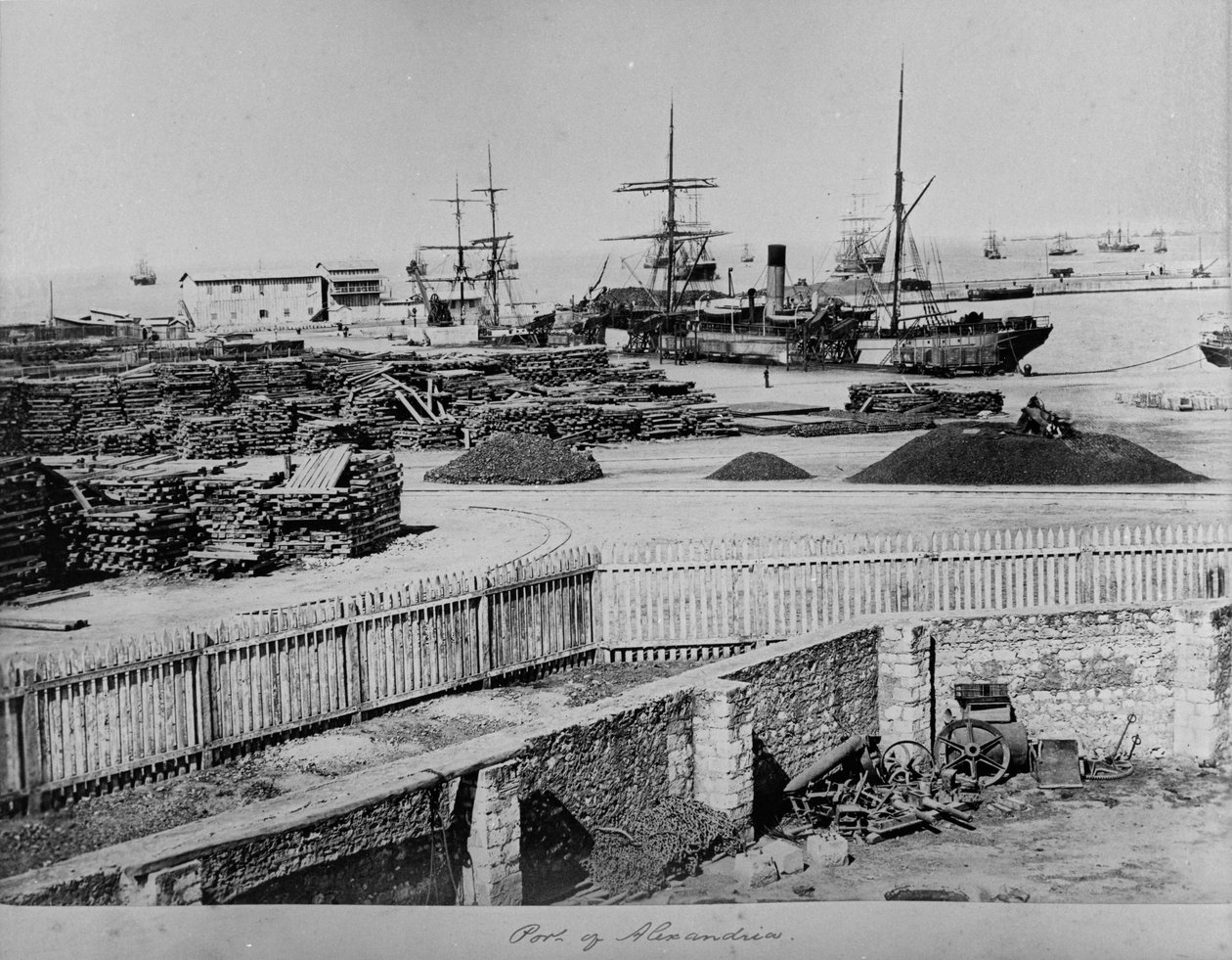 Hamnen i Alexandria, ca 1880-3 av English Photographer