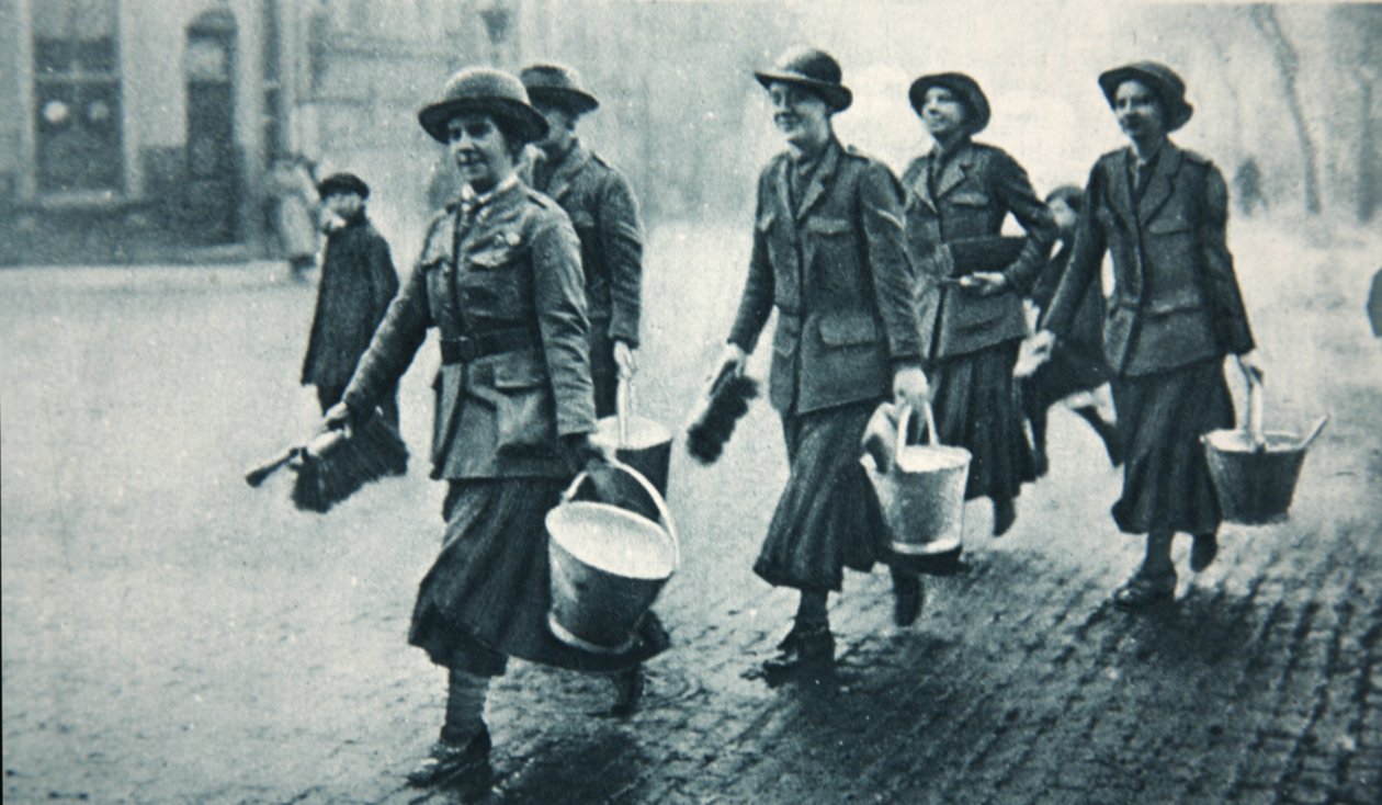Praktiskt skydd på mörka gator, illustration från The Illustrated War News, januari 1917 av English Photographer
