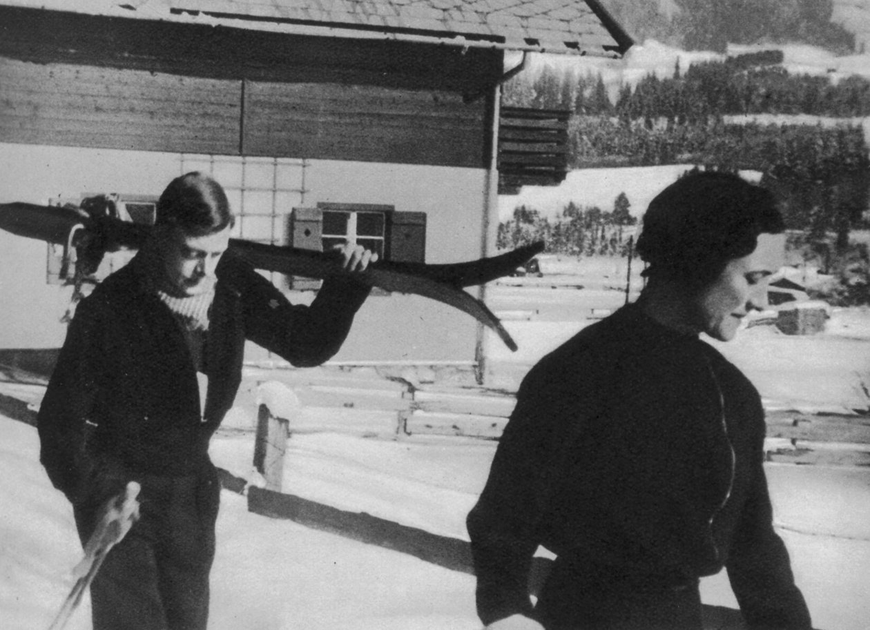 Prins Edward och Wallis Warfield Simpson på en skidsemester 1936 av English Photographer