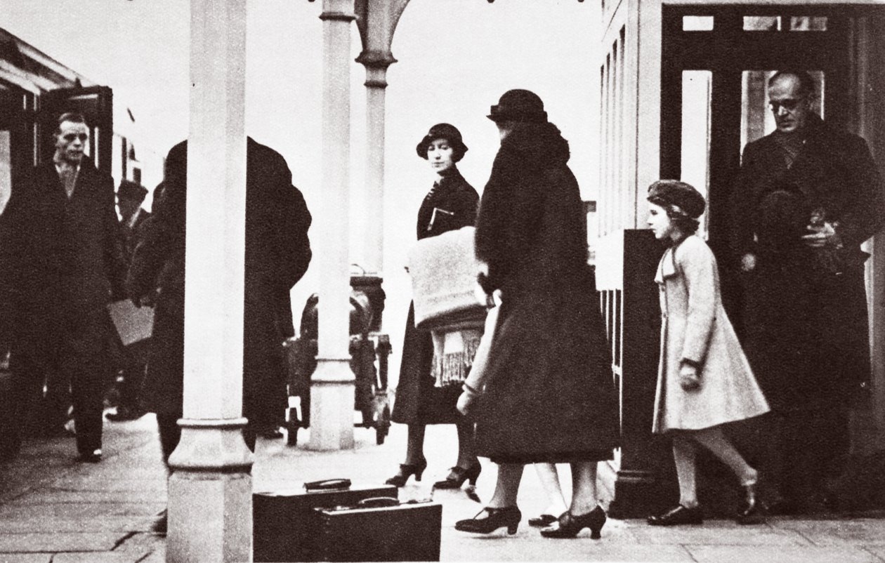 Prinsessan Elizabeth och prinsessan Margaret Rose återvänder till London, januari 1936 av English Photographer