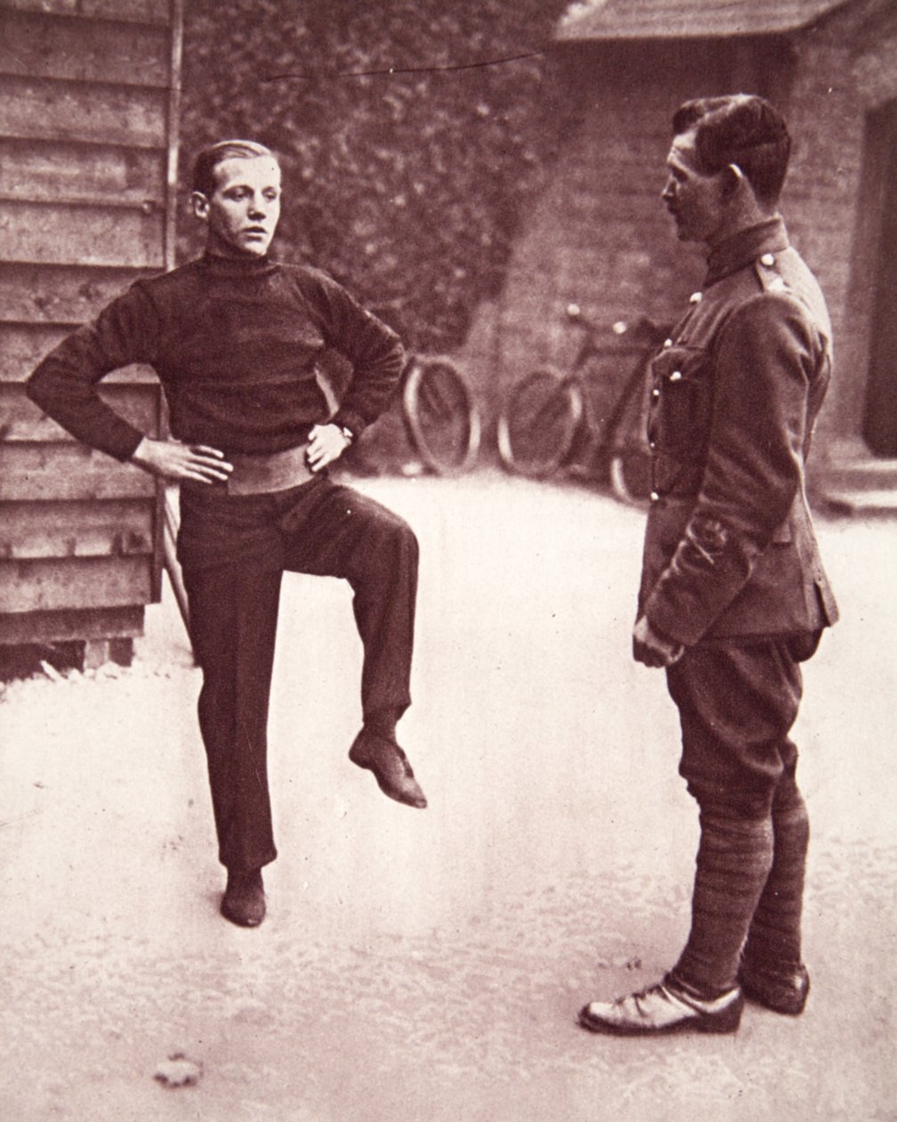 Private Jimmy Wildes första övning vid Aldershot, illustration från The Illustrated War News, 7 februari 1917 (sepiafoto) av English Photographer