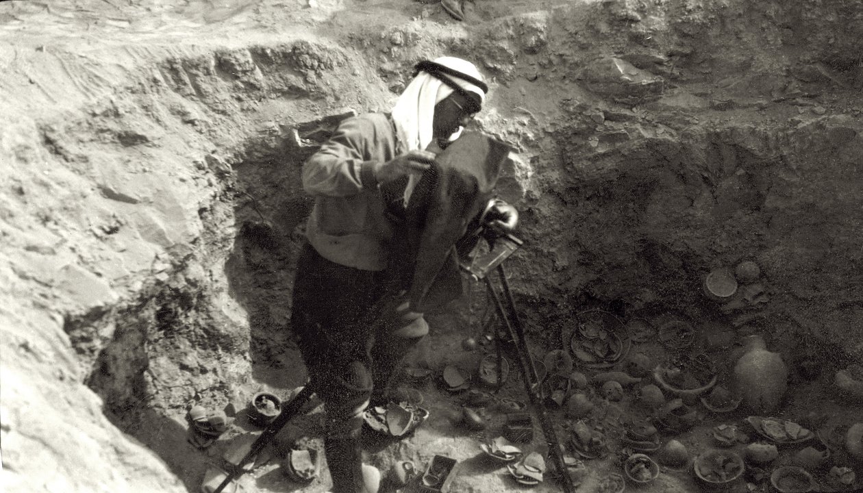 Professor John Garstang fotograferar trasig keramik på plats vid utgrävningarna i Jeriko, 1930-36 av English Photographer