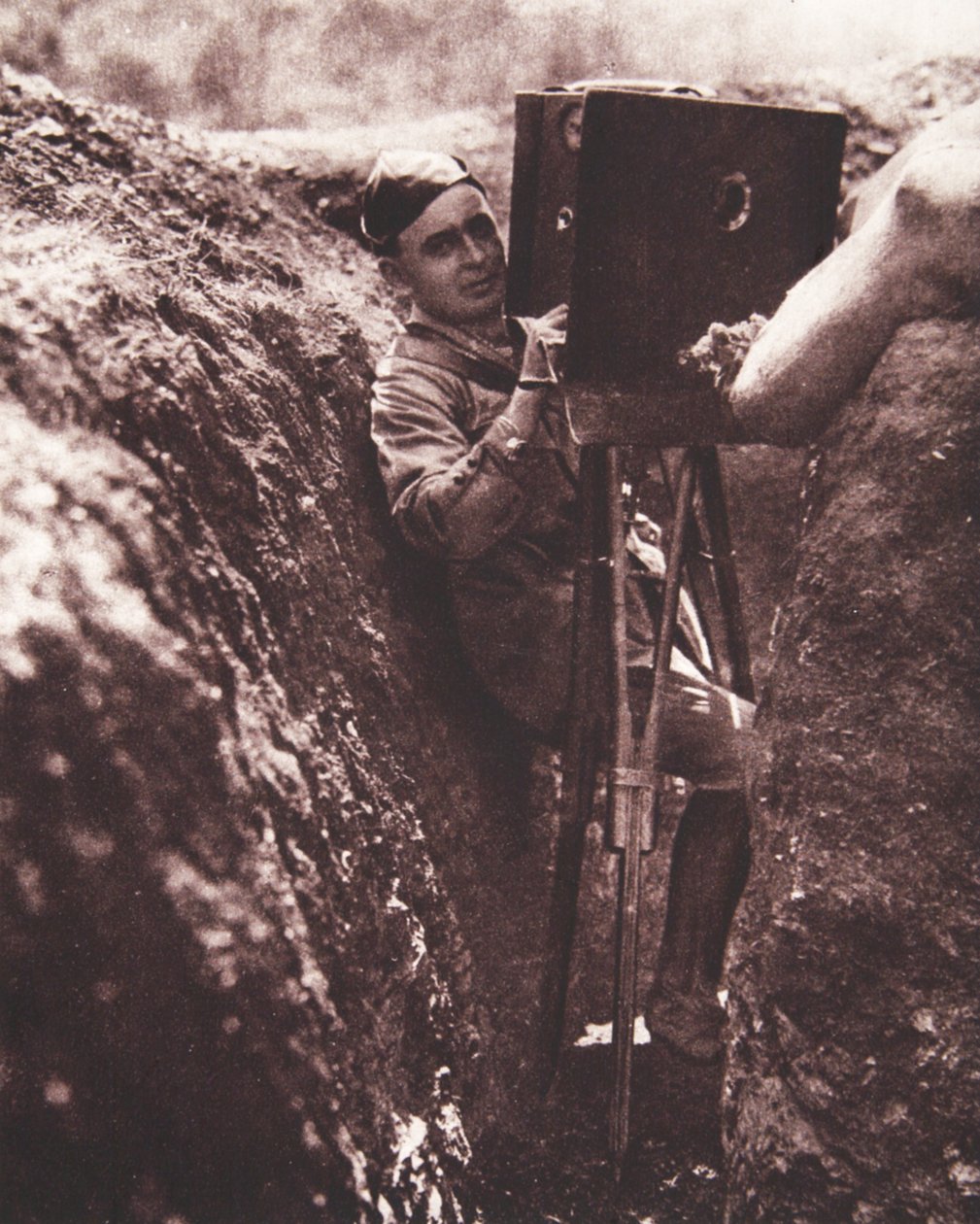 Skyddad från kulor av en bepansrad stålsköld: operatören på jobbet, illustration från The Illustrated War News, 13 september 1916 (sepiafoto) av English Photographer