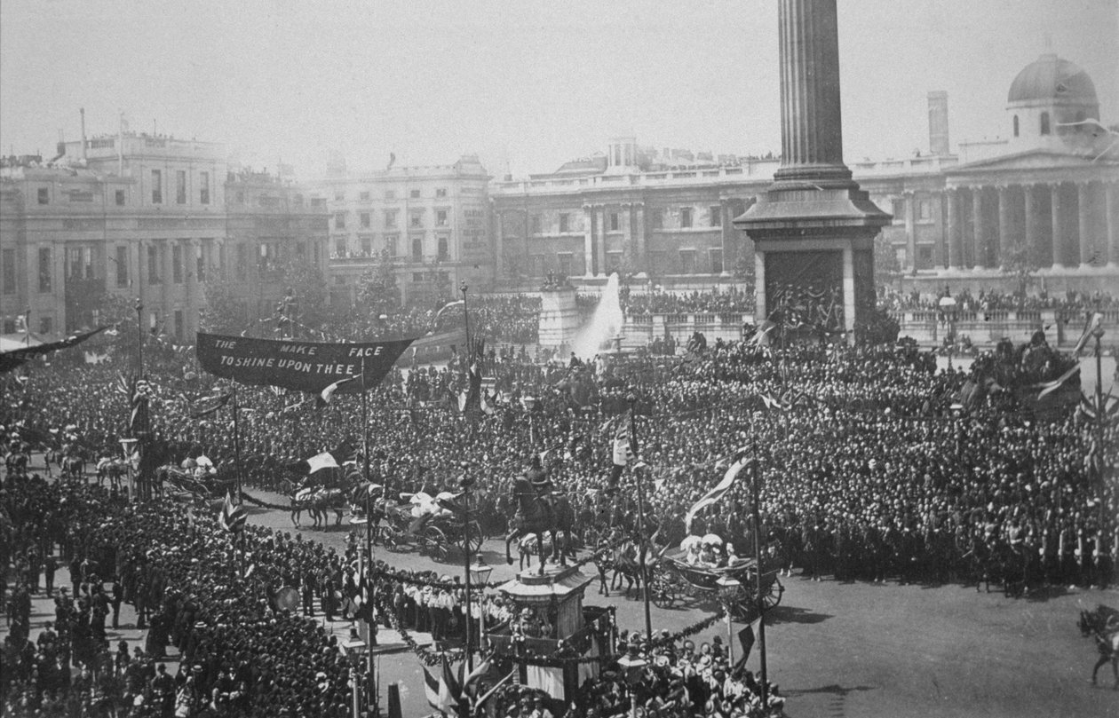 Drottning Victoria (1819-1901) kördes genom Trafalgar Square under hennes gyllene jubileumsfirande, 1887 av English Photographer