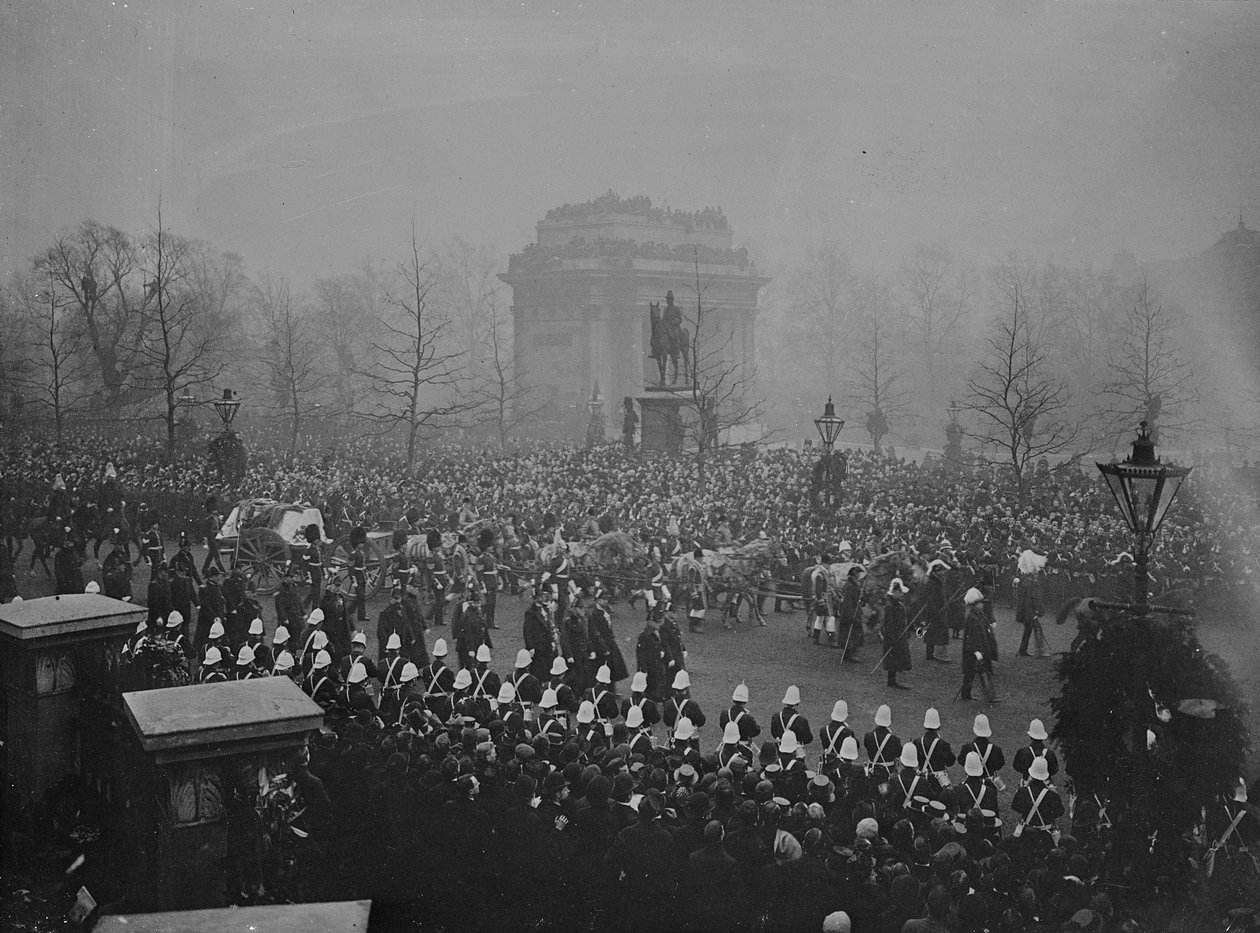 Drottning Victorias begravningskortege passerar Wellington Arch den 2 februari 1901. av English Photographer