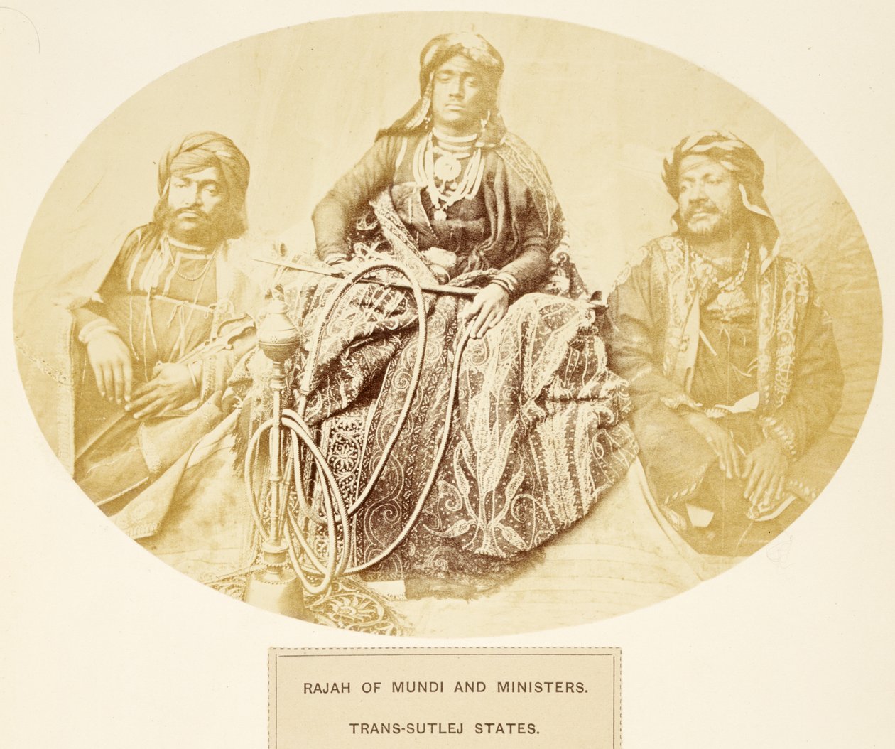 Rajah of Mundi and Ministers, Trans-Sutlej States, from The People of India, av J. Forbes Watson, publicerad 1868 (albumtryck) av English Photographer