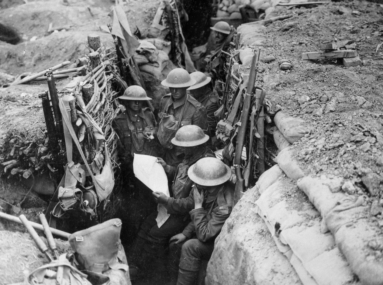 Läser en tidning i skyttegravarna, 1916-17 av English Photographer