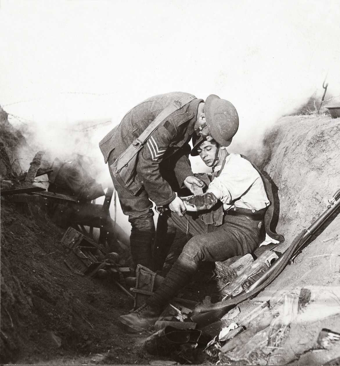 Ta emot första hjälpen från sin sergeant i en sav under höjden av striden vid Peronne, 1918 av English Photographer