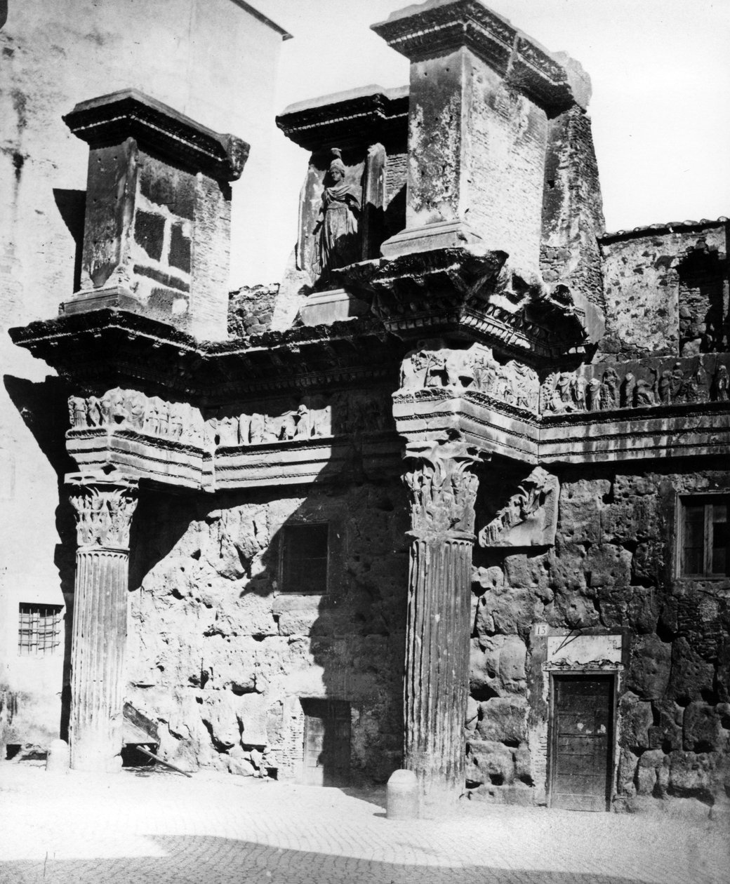 Rester av peristylen av Temple of Minerva vid Forum of Nerva, Rom ca 1890 av English Photographer