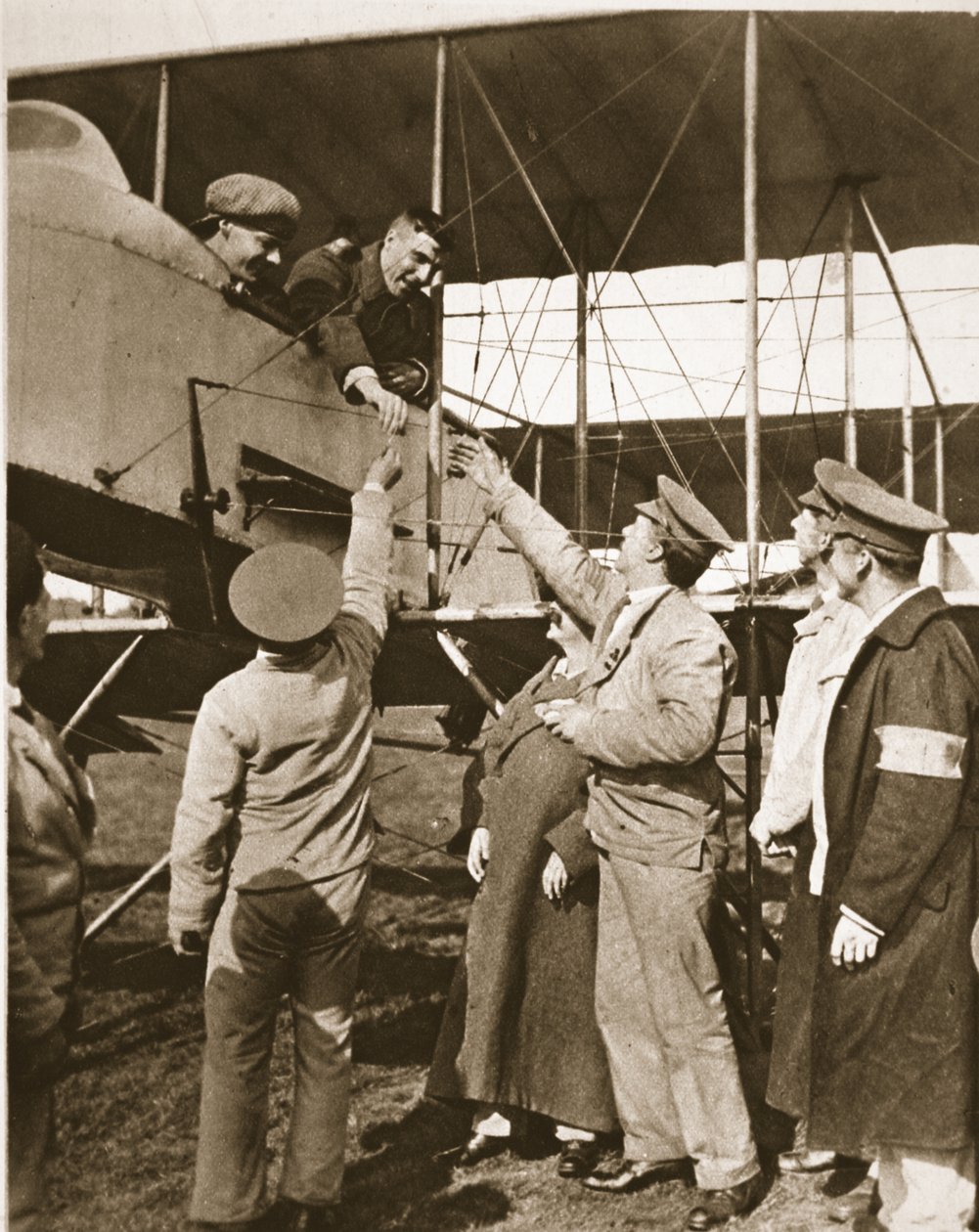 Risker med luften som en avledning efter skyttegravarna! Sårade soldater på flygresor, från The Illustrated War News, 5 juli 1916 (sepiafoto) av English Photographer