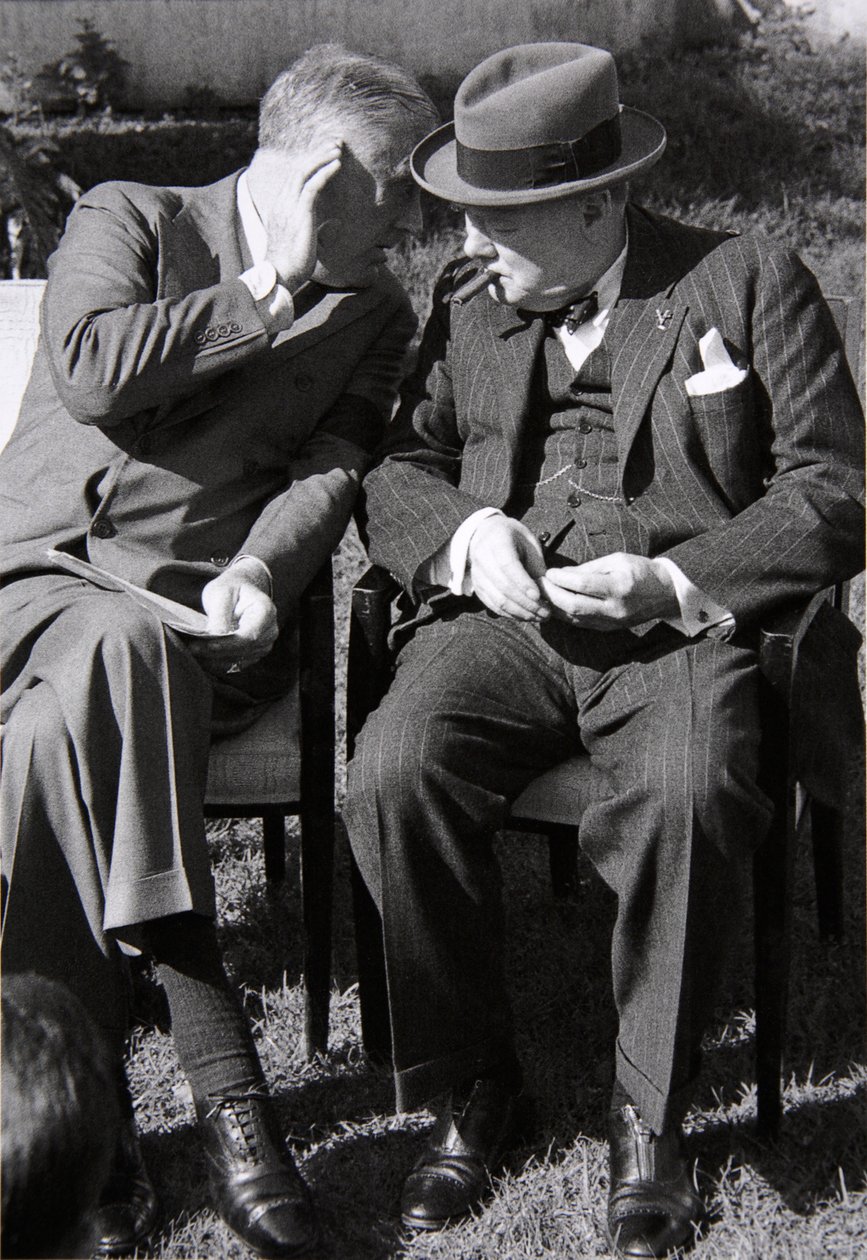 Roosevelt och Churchill djupt i konversation vid Casablanca-konferensen, Marocko, januari 1943 av English Photographer