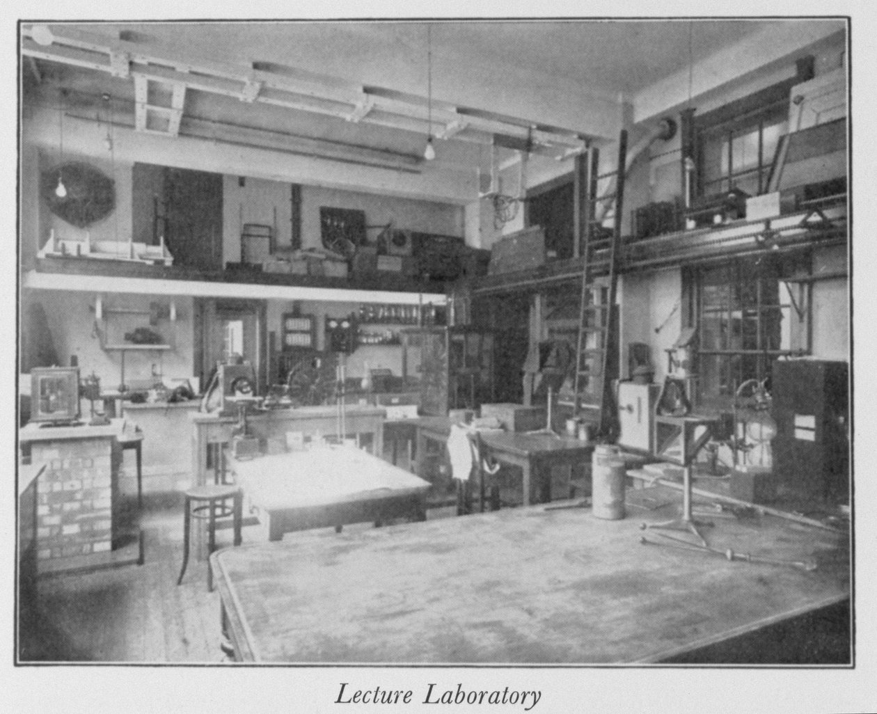 Kungliga institutionen föreläsningslaboratorium på första våningen, 1930-talet av English Photographer
