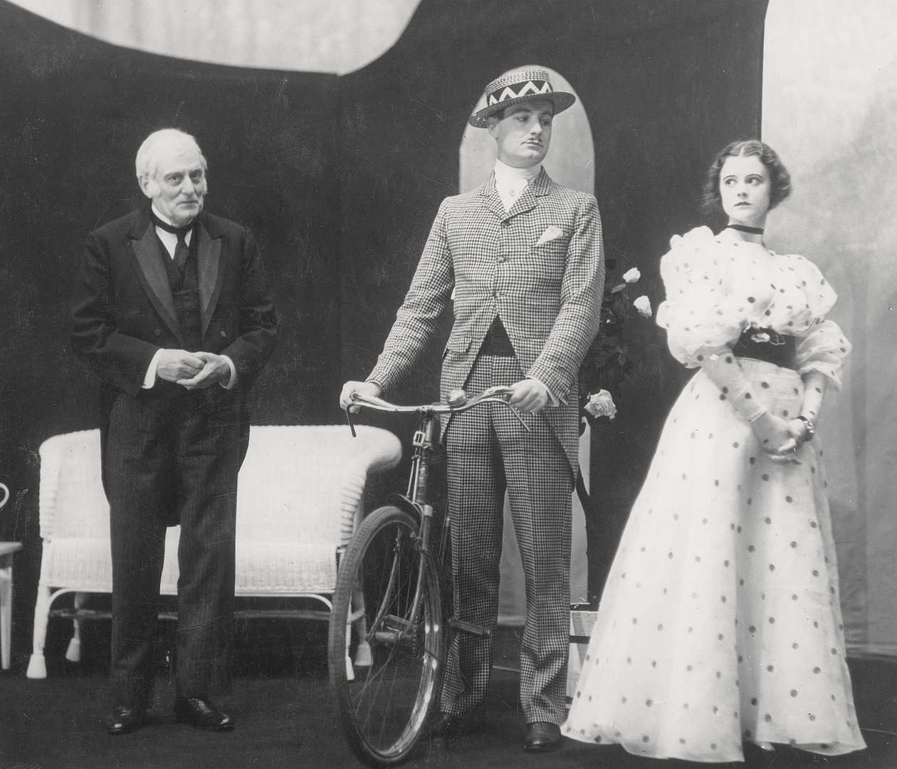 Scen från The Importance of Being Earnest, av Oscar Wilde (1854-1900) på Lyric Hammersmith, 7 juni 1930 av English Photographer