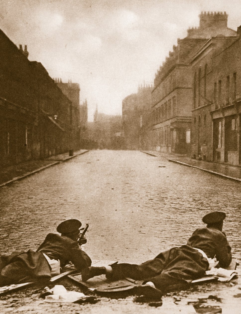 Scots Guards håller vakt på Sydney Street, 1911 (sepiafoto) av English Photographer