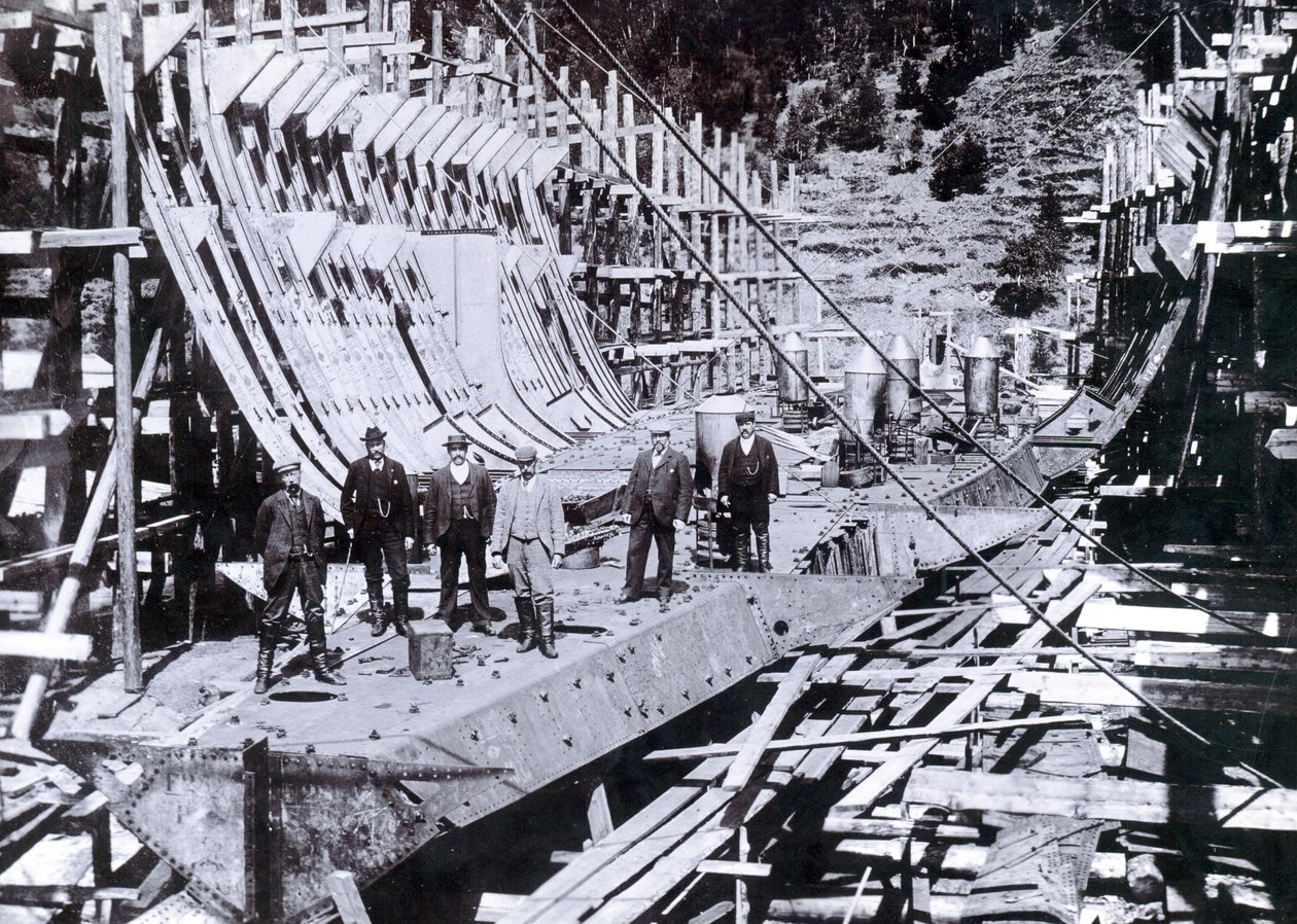 Visar den isbrytande färjan SS Baikal delvis inramad under återuppförande i Ryssland, 1896 av English Photographer
