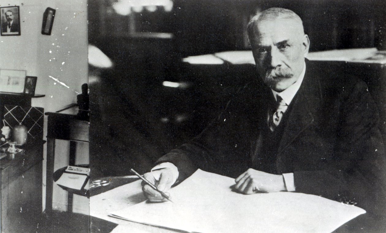Sir Edward Elgar (1857-1934) arbetar på en av sina orkestermusik av English Photographer