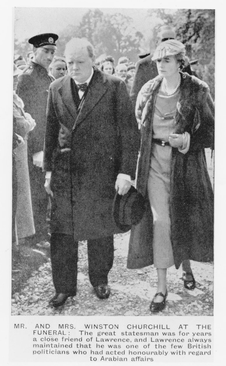 Sir Winston Churchill (1874-1965) och hans fru, Clementine Ogilvy, vid begravningen av TE Lawrence (1888-1935) 1935 av English Photographer