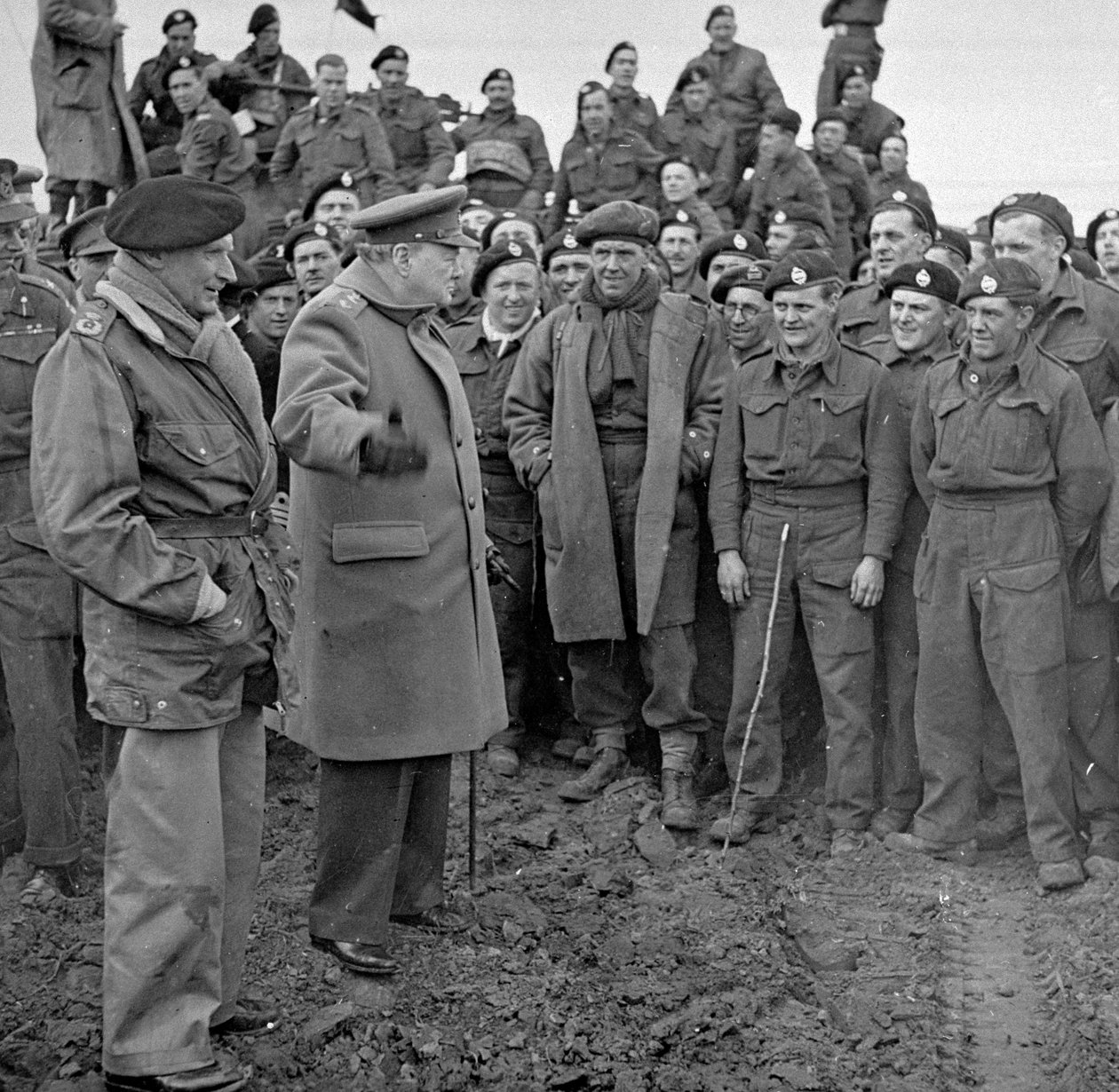 Sir Winston Churchill och fältmarskalk Bernard Montgomery besökte män från 79:e pansardivisionen efter Rhenövergångarna, mars 1945 av English Photographer