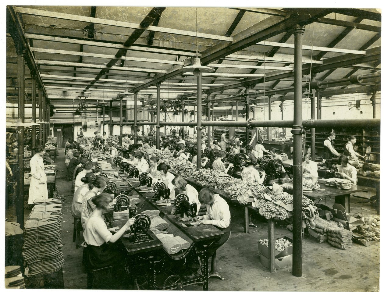 Tillverkning av tofflor, Long Meadow, 1923 av English Photographer