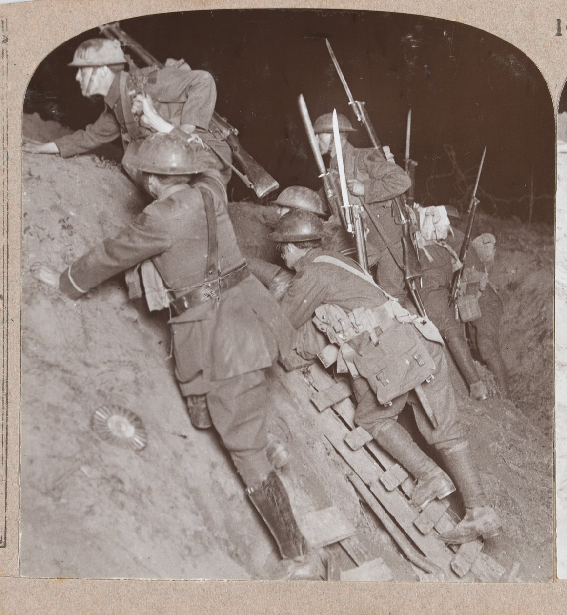 Soldater i en skyttegrav under Amiensoffensiven, 1918 av English Photographer