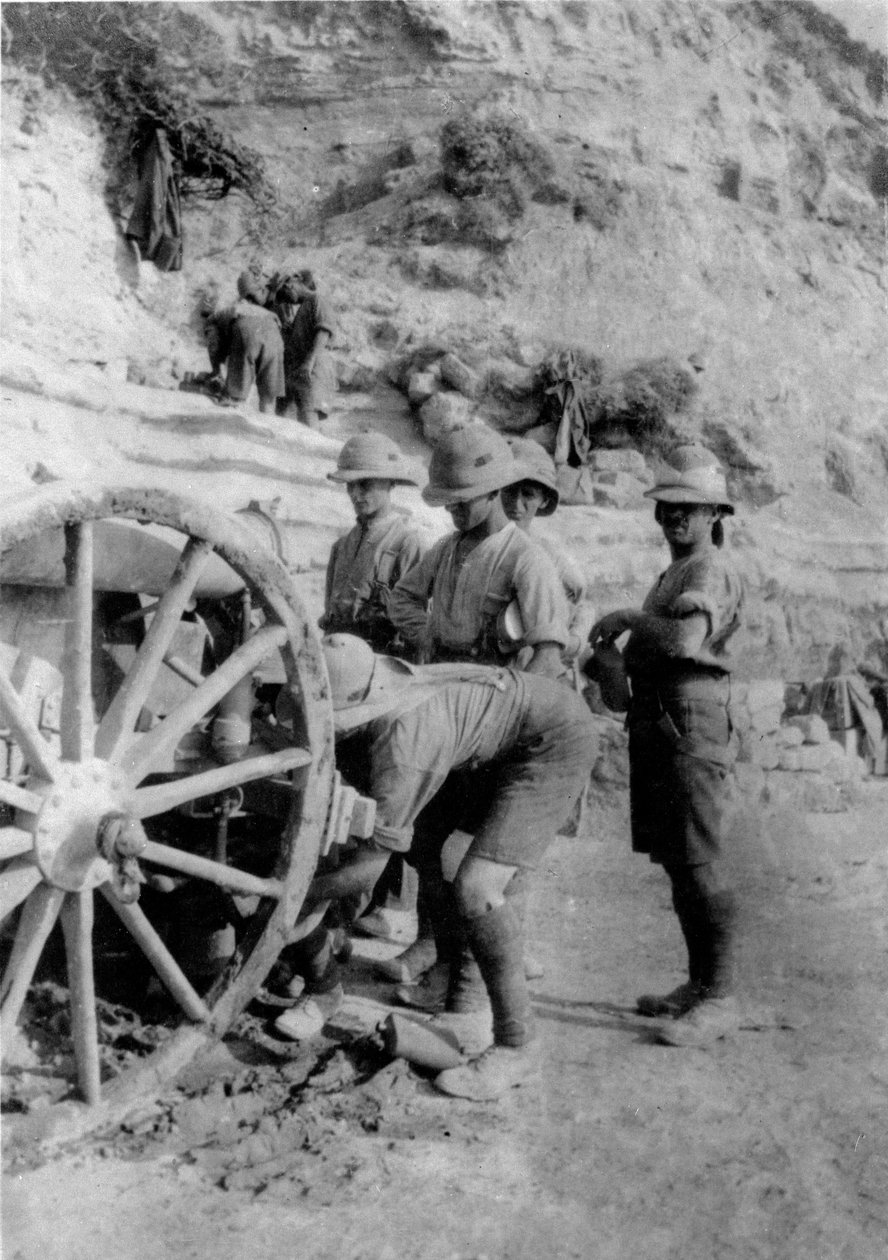 Soldater som reparerade en kanon under första världskriget, 1915 av English Photographer