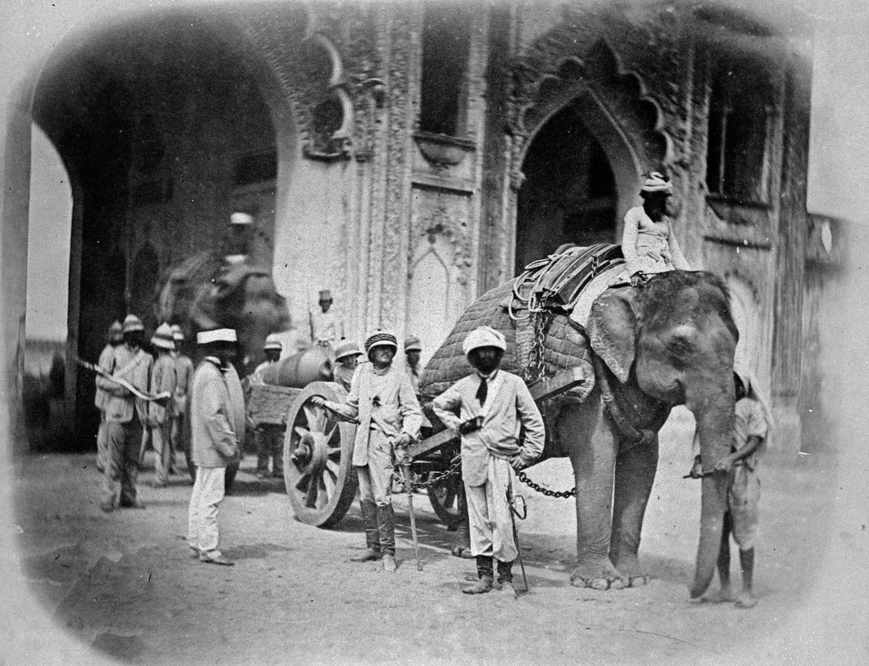 Soldater med en elefant som drar en pistol, 1858 av English Photographer