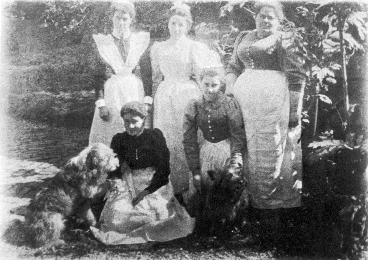 Sophia Farrell och tjänsteflickor, 1899 av English Photographer