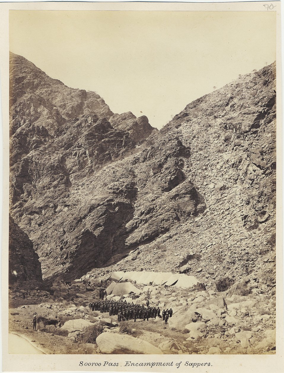Soroo Pass, Sappers läger, av Royal Engineers Photographic Unit under sergeant John Harold, 1868 (albumtryck) av English Photographer